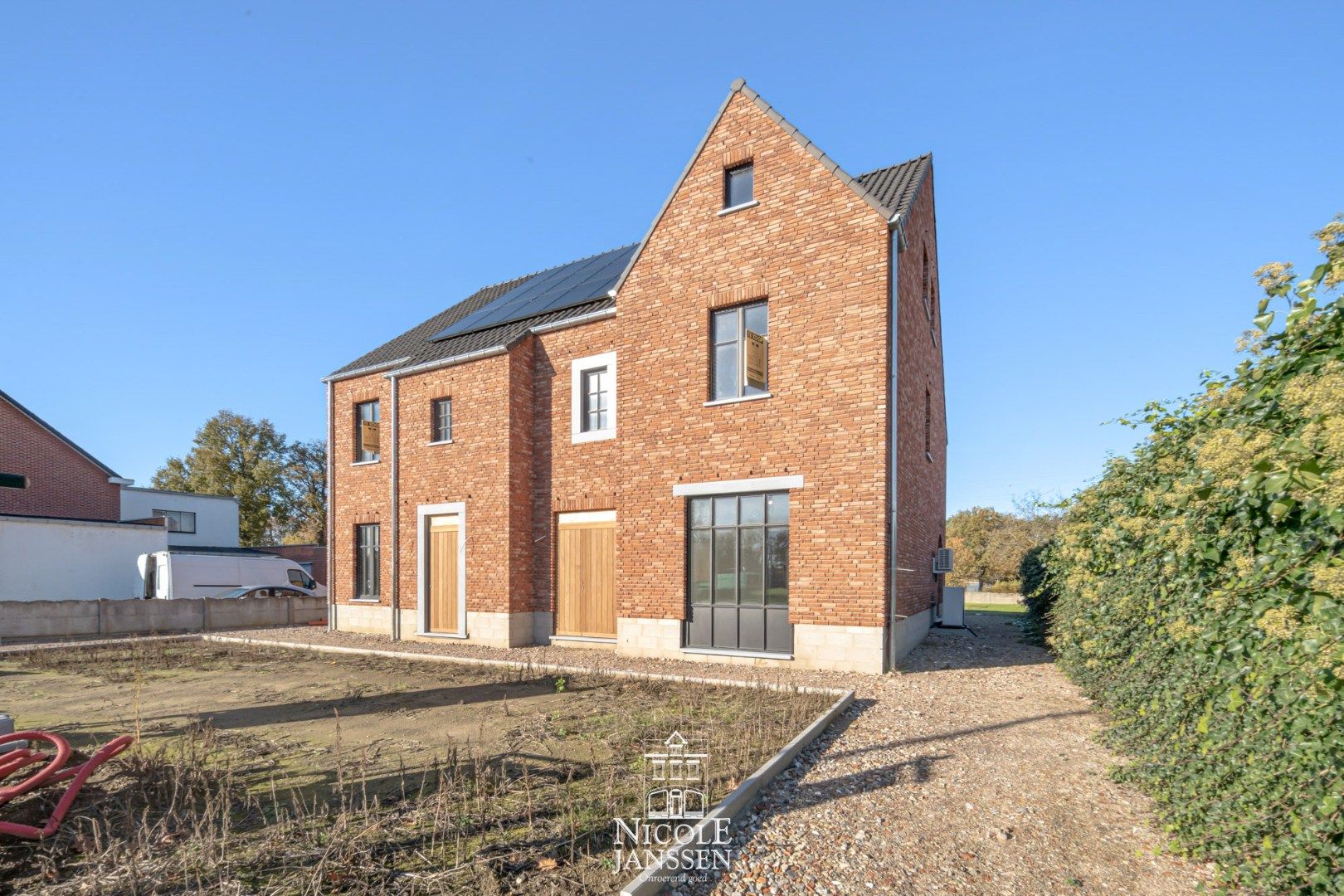 Nieuwbouwwoning van 216m² foto {{pictureIndex}}