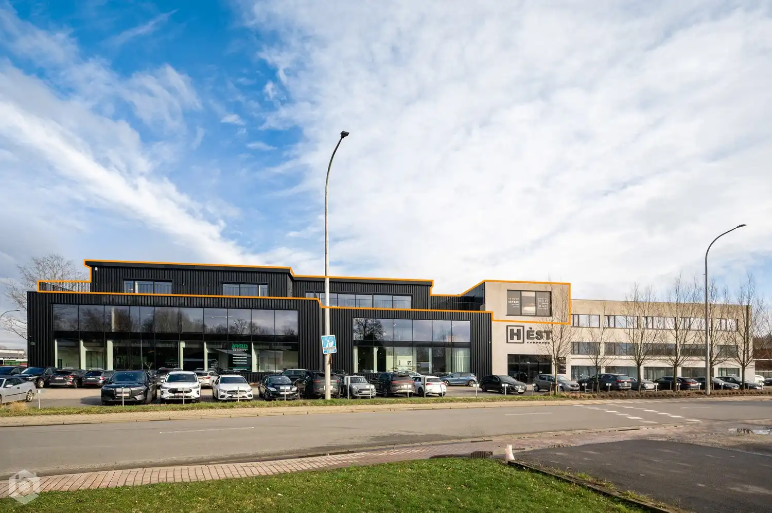 Polyvalente kantoorruimte (475 m²) met terras (216 m²) te Heist-op-den-Berg foto {{pictureIndex}}