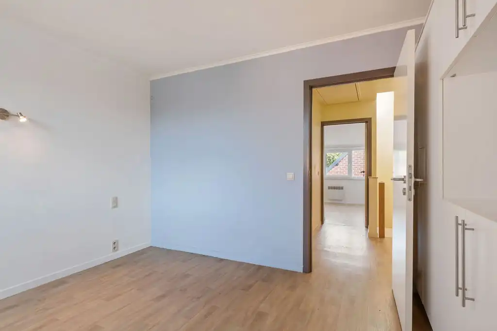 Recente woning met 2 slaapkamers, koer en privatieve parkeerplaats in het centrum van Celles! foto 13