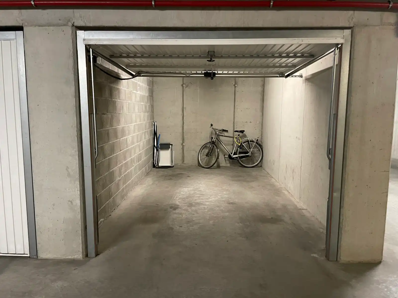 Gemakkelijk inrijdbare garagebox vlakbij de Fochlaan  foto 2