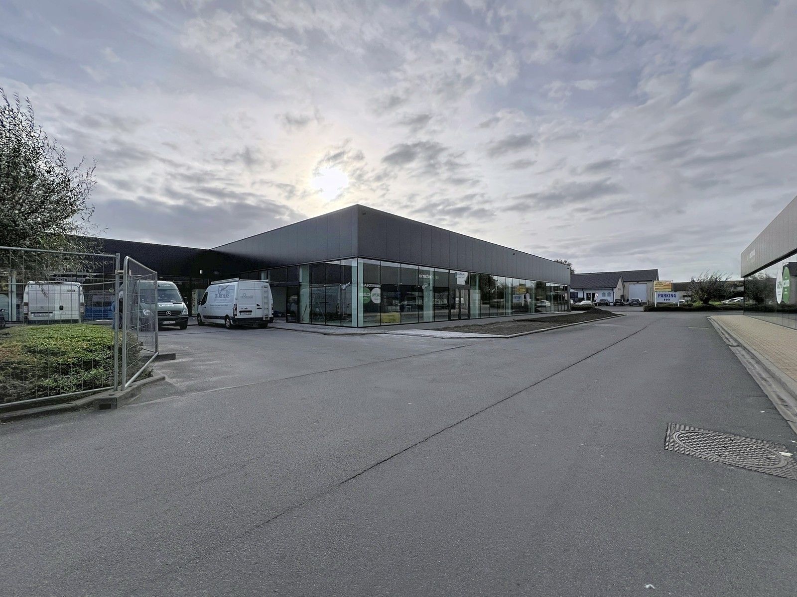 Vernieuwde baanwinkel (450m²) te huur in hét bruisende MAMMOETCENTER van Roeselare ! foto 11