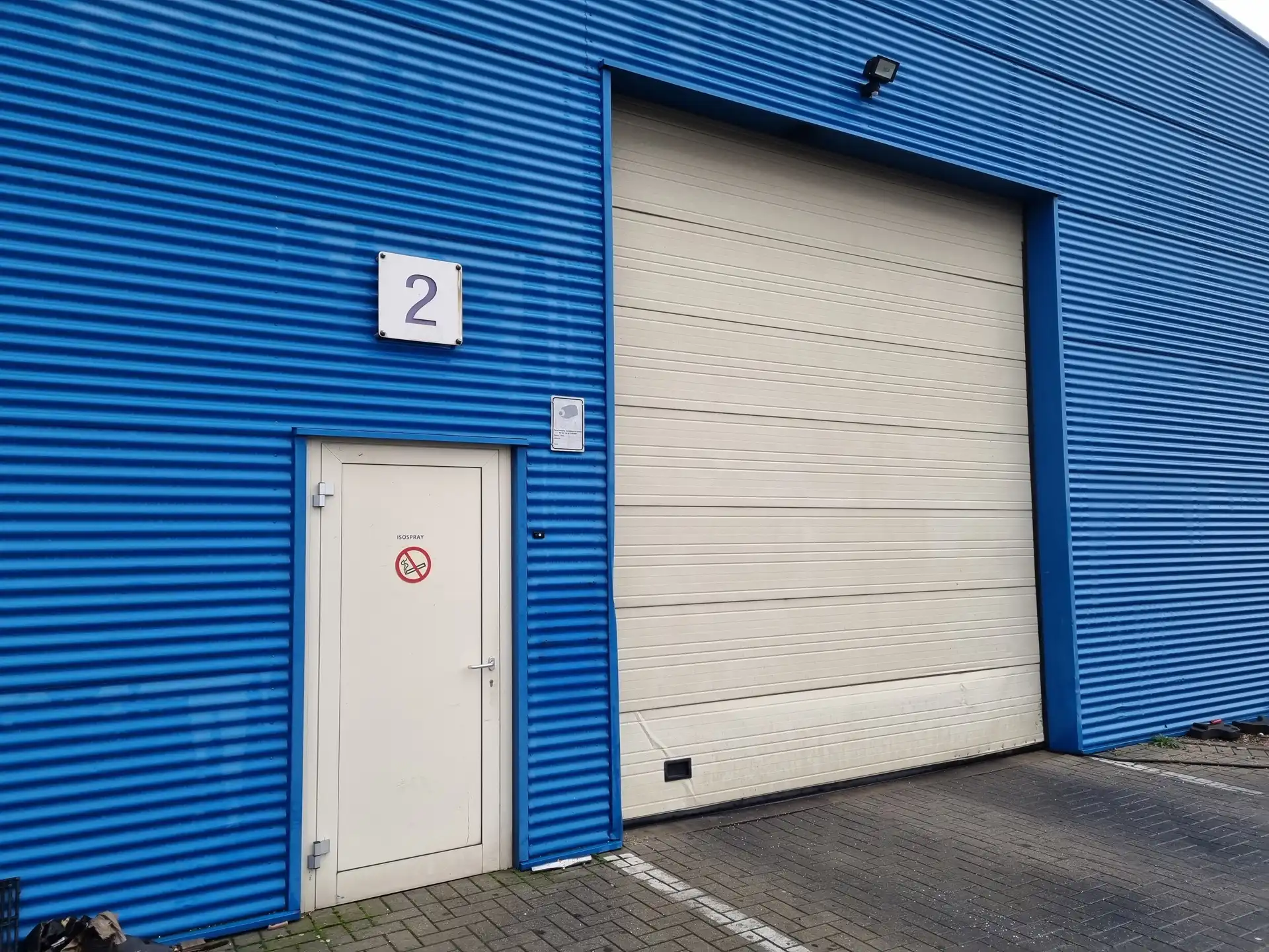 TE HUUR: BEDRIJFSGEBOUW VAN 1420M² foto 2
