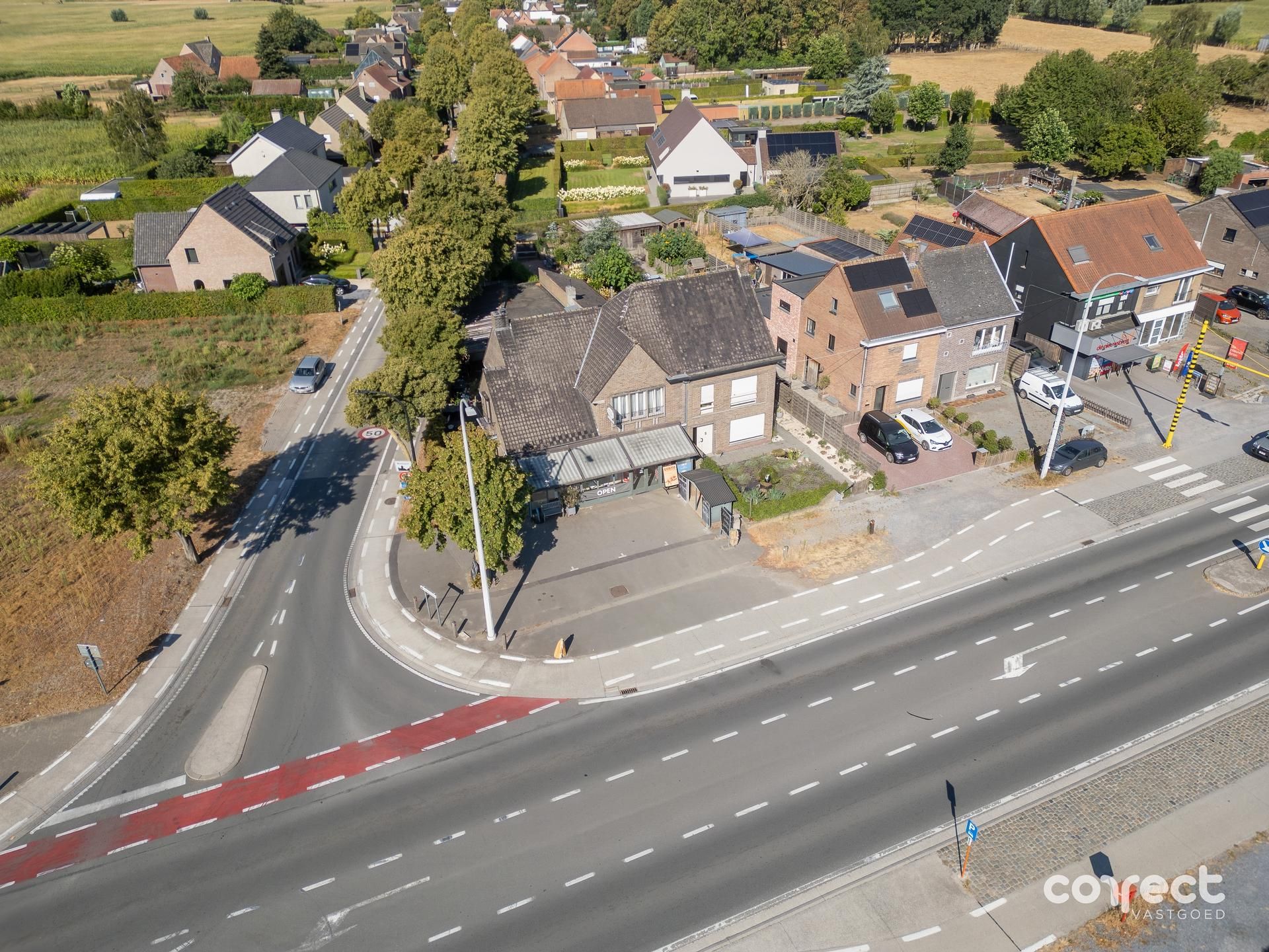 Handelspand met woonst op commerciële toplocatie.