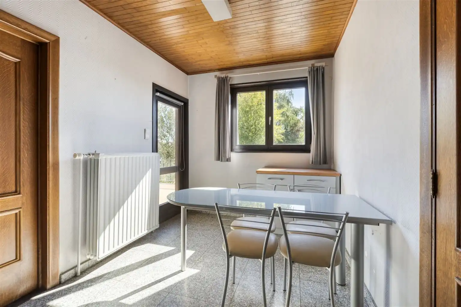 Vrijstaande woning met 3 slaapkamers, ruime tuin en garages op een riant perceel van 9a18ca, rustig gelegen nabij het centrum van Maaseik.  foto 10