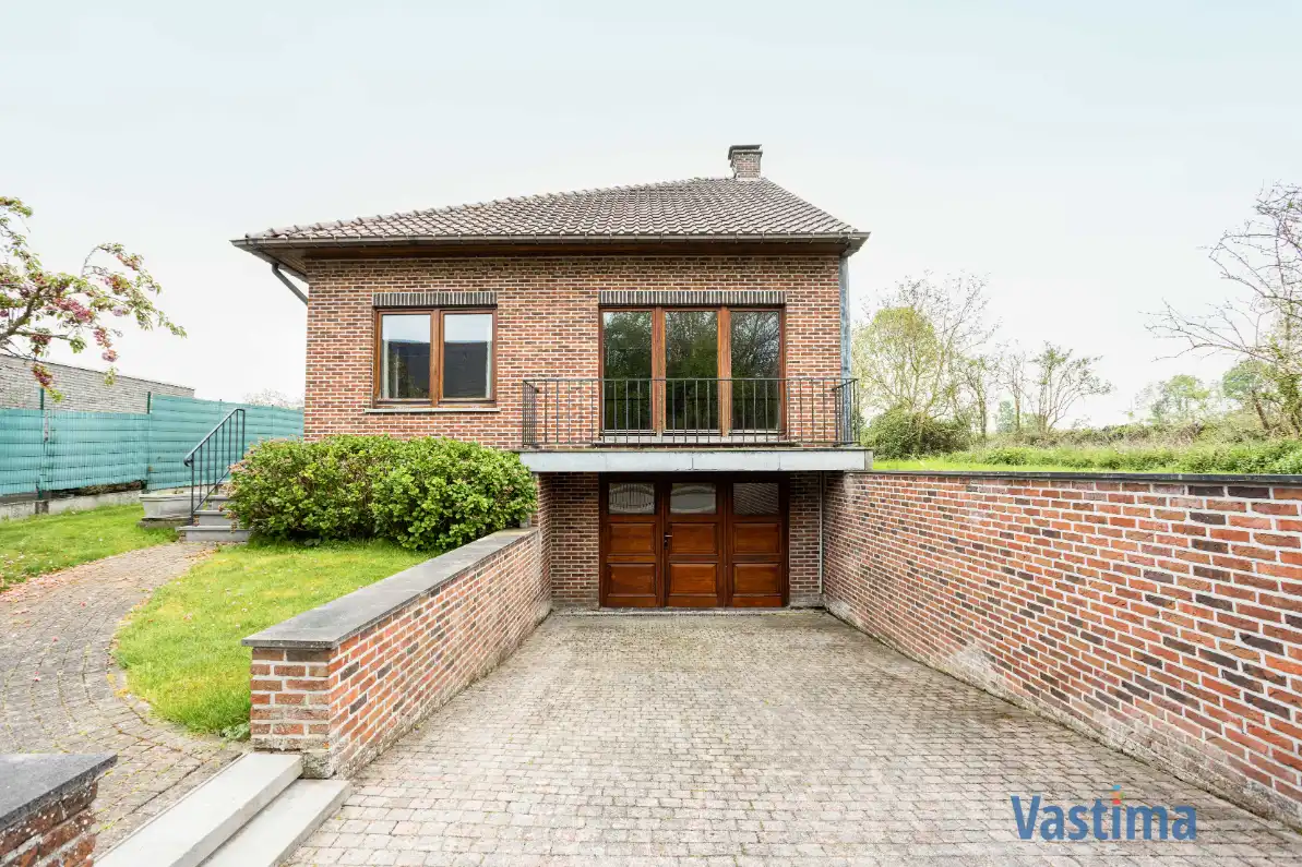 Ruime halfopen bungalow met grote kelder, 3 slaapkamers en zonnige tuin foto 2