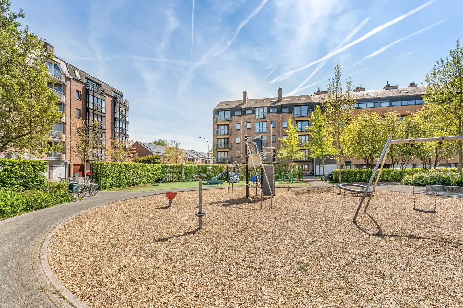 Goed gelegen hoekappartement met 2 ruime slaapkamers, een terras en een garagebox met parking ervoor te Kessel-Lo! foto 23