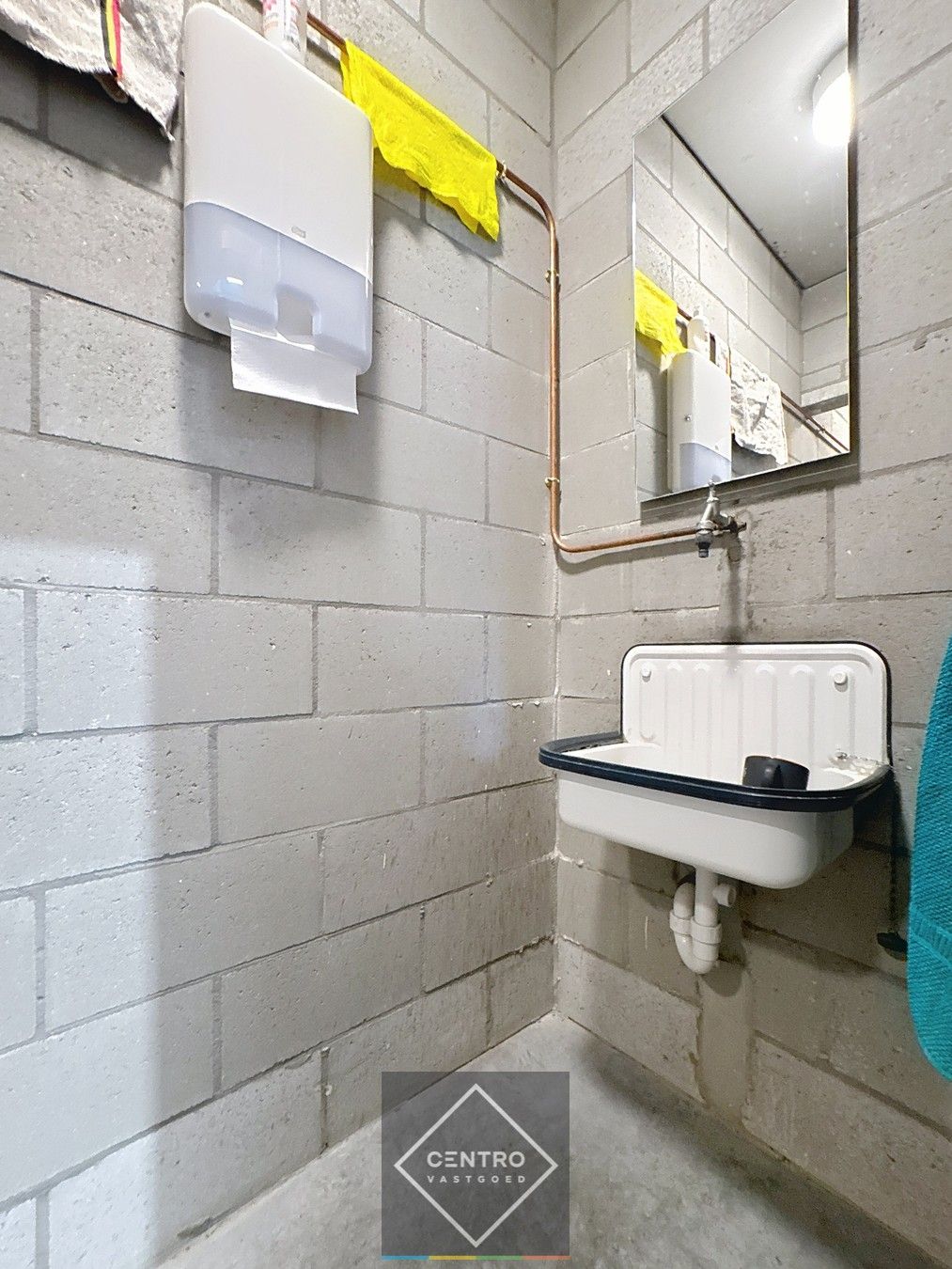 Instapklaar MAGAZIJN (177m²) met KANTOOR (69m²) op verdieping, toilet en hoge sectionaalpoort (gemakkelijk toegankelijk met grote vrachtwagens). Op industriezone "Herdersbrug" te 8000 Brugge. foto 8