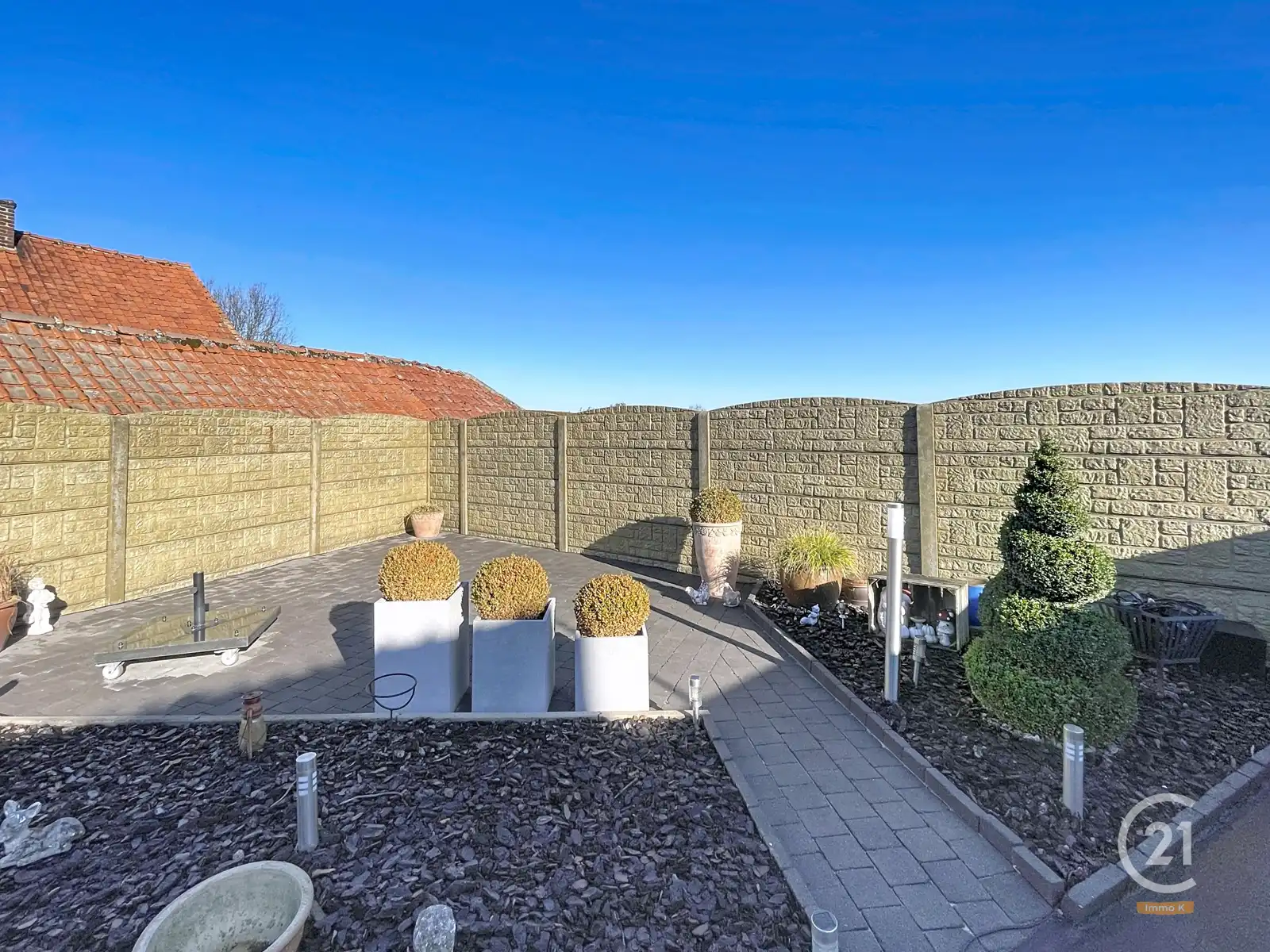 Degelijke, veelzijdige woning met ruime tuin van 12a35ca. foto 21