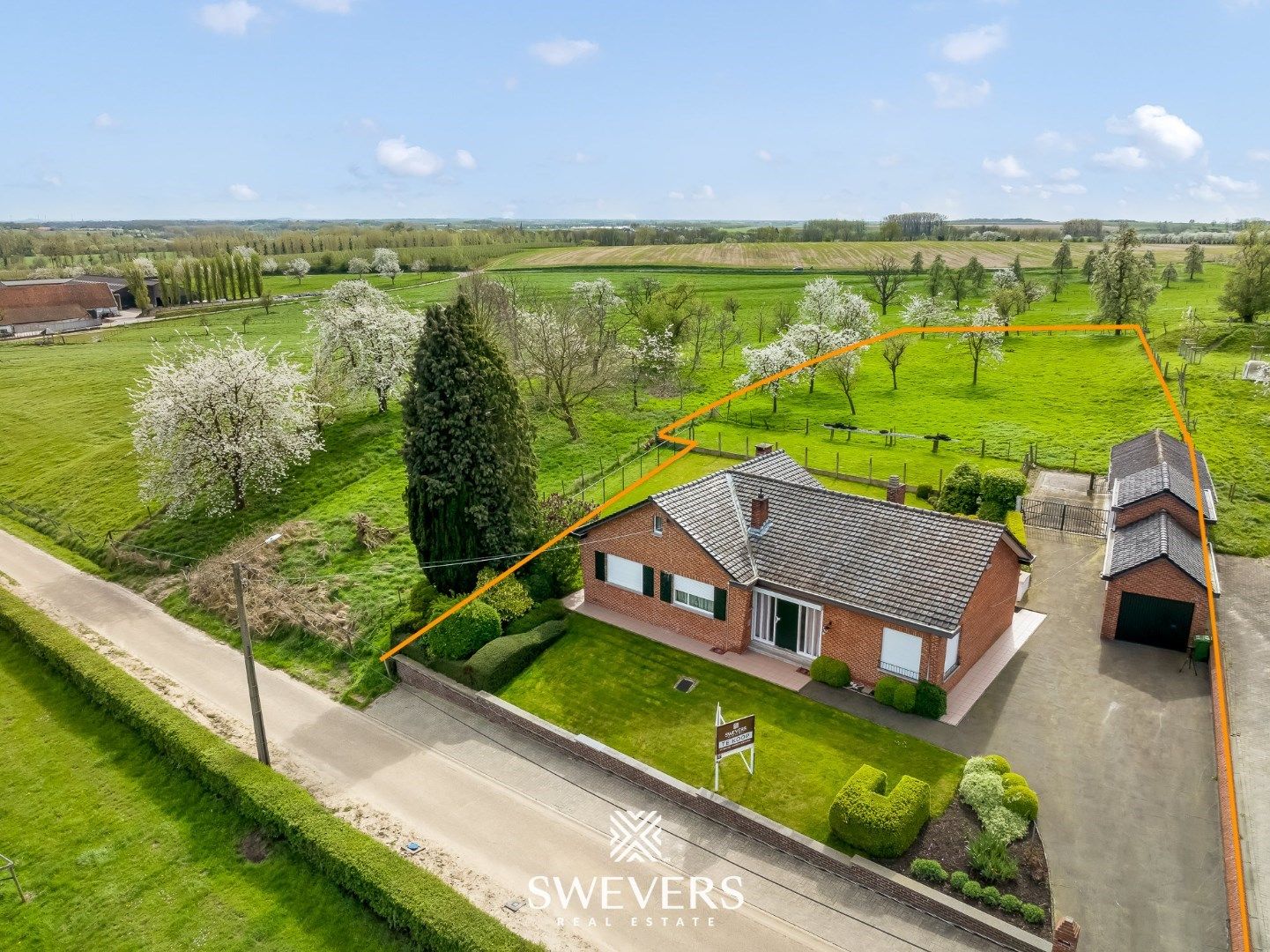 Hoofdfoto van de publicatie: Te renoveren woning op de meest unieke plek te Borgloon