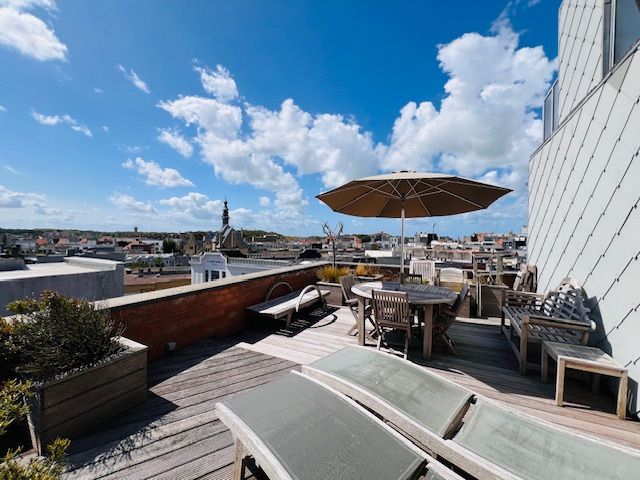 Ruim duplexappartement met groot zonneterras in hartje Wenduine foto {{pictureIndex}}