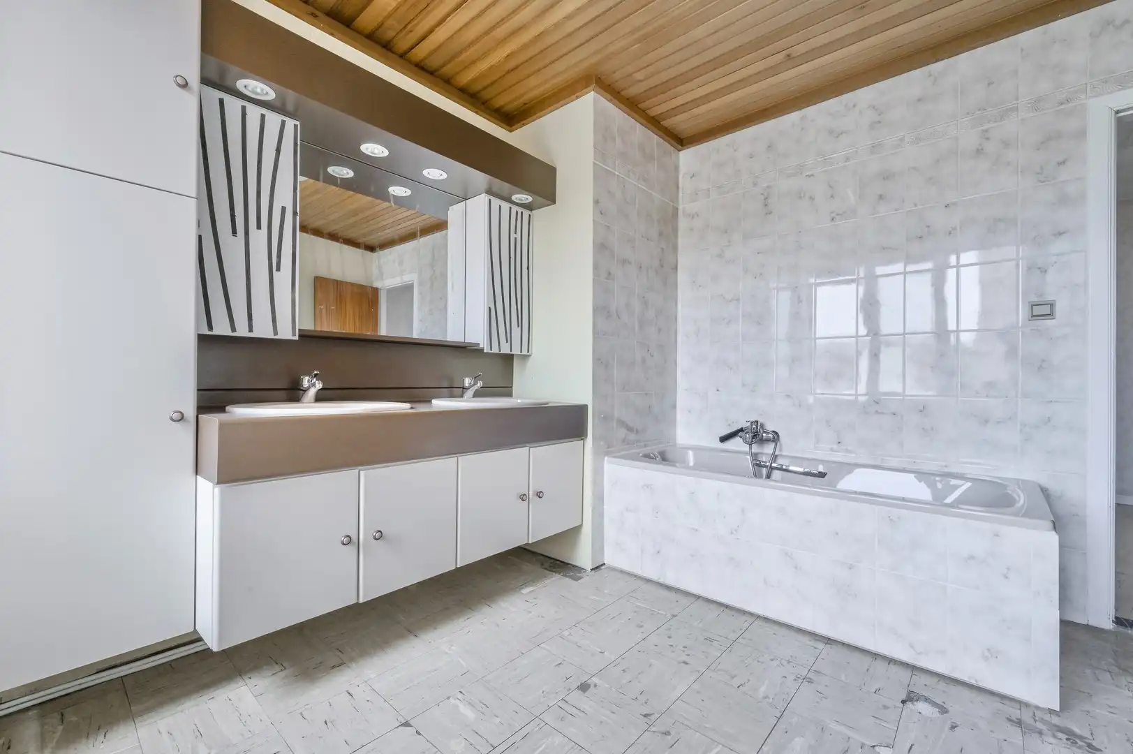 Zeer ruim duplex-appartement aan dorpsplein te Bornem foto 8