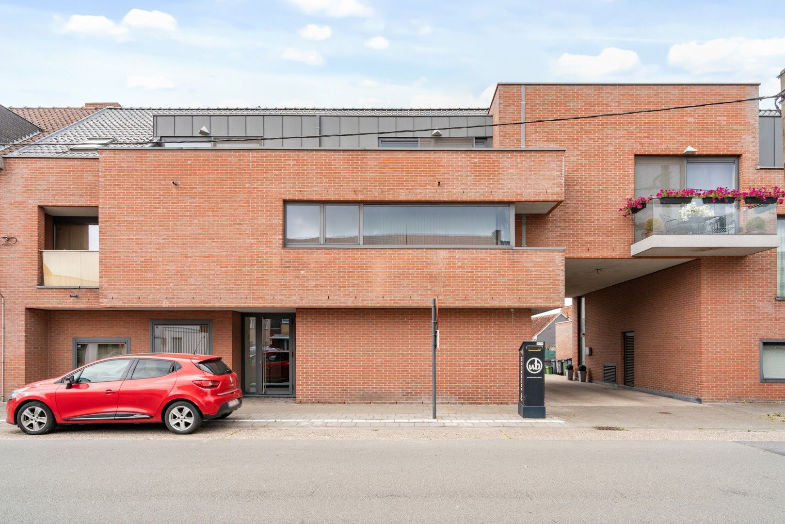 Gelijkvloers 2 slaapkamer appartement met tuin en parkeerplaats. foto 2