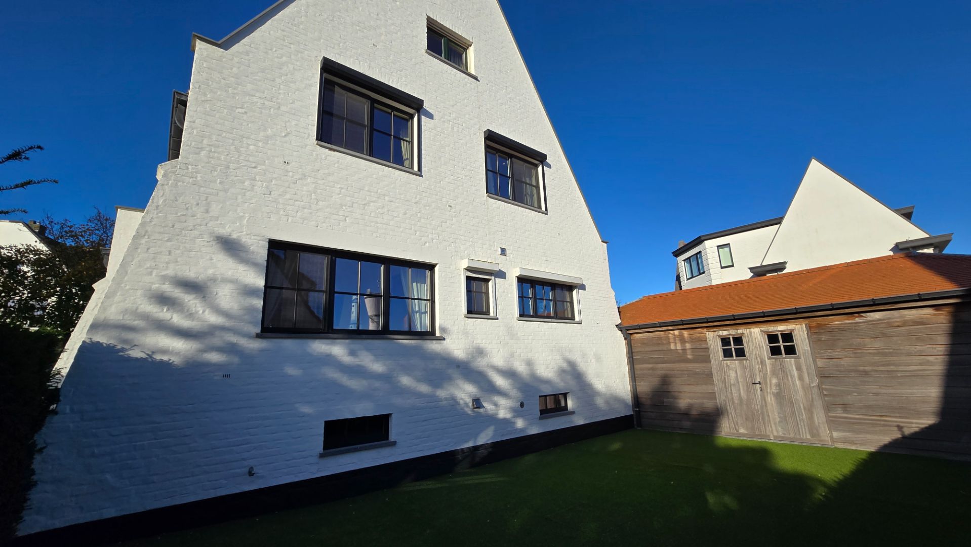 Charmante woning met 5 volwaardige slaapkamers, zonne terras en tuin met garagebox op enkele minuten van de zeedijk. foto 23