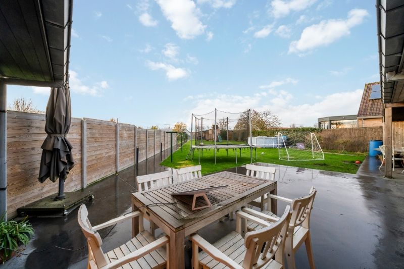 Staden-Roeselare. Landelijke charmante half open bebouwing op een perceel van 1018m2 met diepe tuin, 5 slaapkamers, garage en carport en loods van 40m2. foto 7