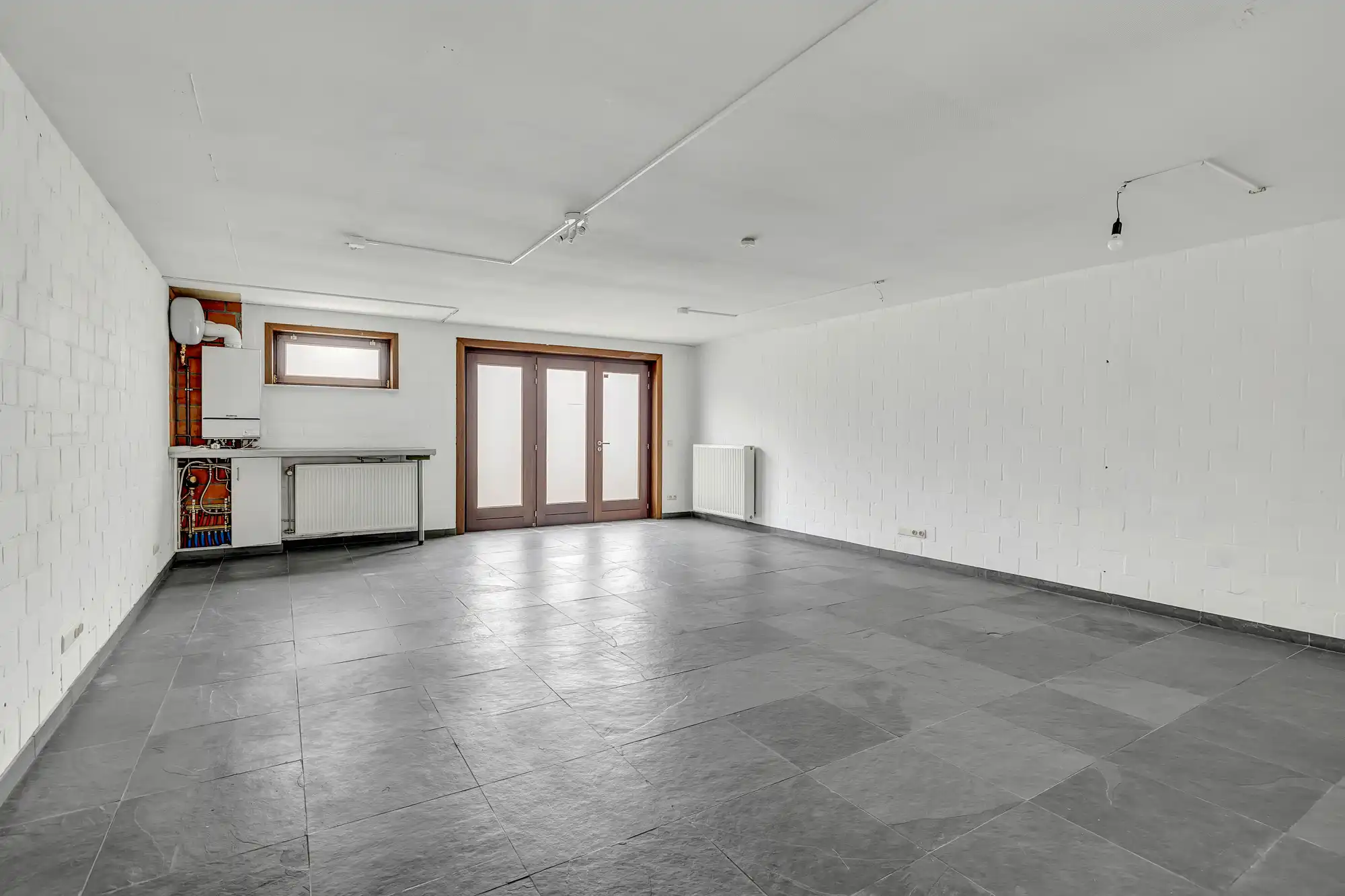 Veelzijdige handelsruimte op centrale ligging met garagebox foto 4