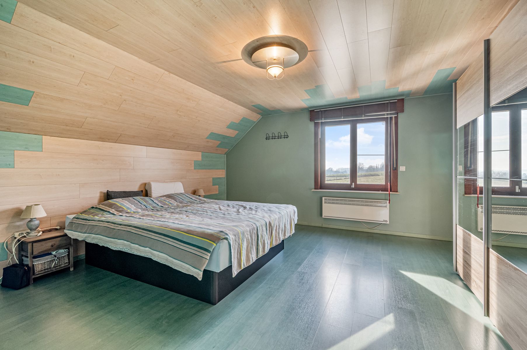 Ruime open bebouwing met zonnepanelen in residentiële wijk foto 13