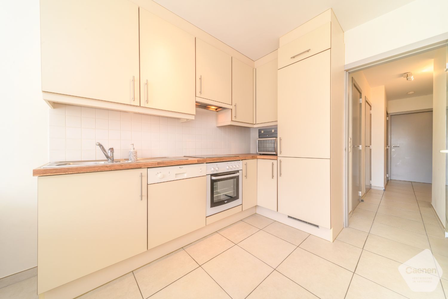 Instapklaar 1-slaapkamerappartement met terras nabij zee en centrum foto 6