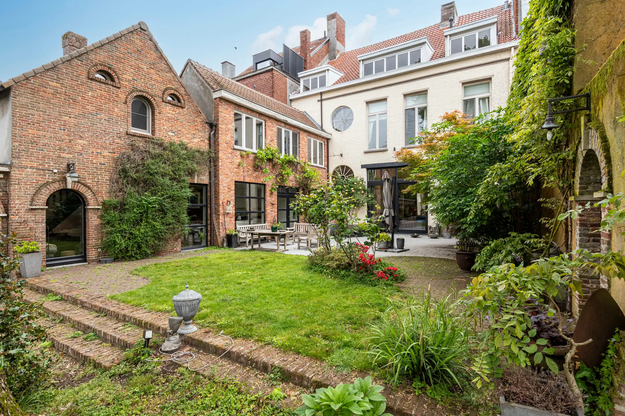 Monumentaal herenhuis met stadstuin en zwembad foto 2