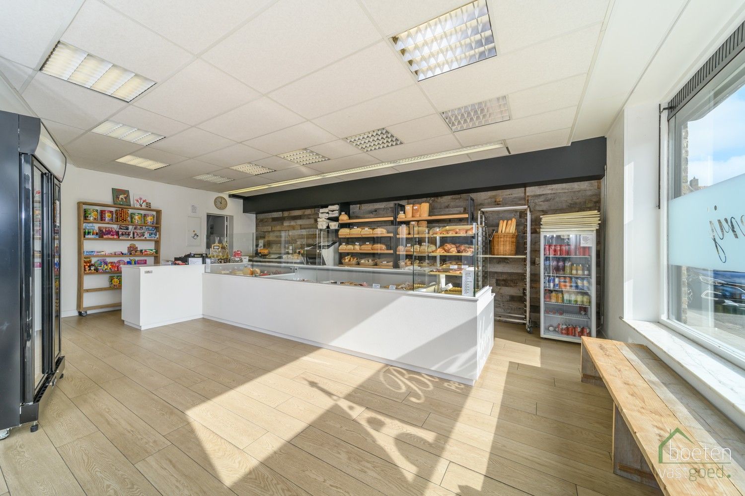 VEURNE: Verkoop van de gekende zaak bakkerij Petit Paris, bestaande uit een gerenoveerde handelsruimte met eveneens (grotendeels) gerenoveerd woongedeelte. foto 3