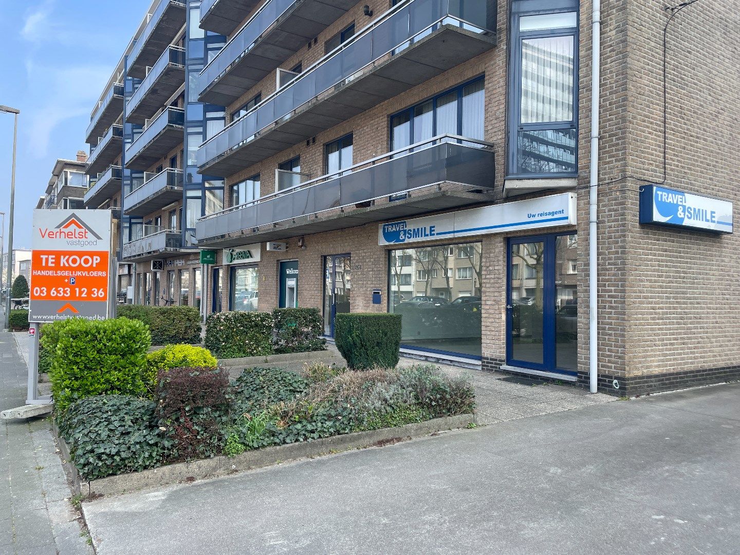 Handelsruimte met inpandige garage op toplocatie foto {{pictureIndex}}