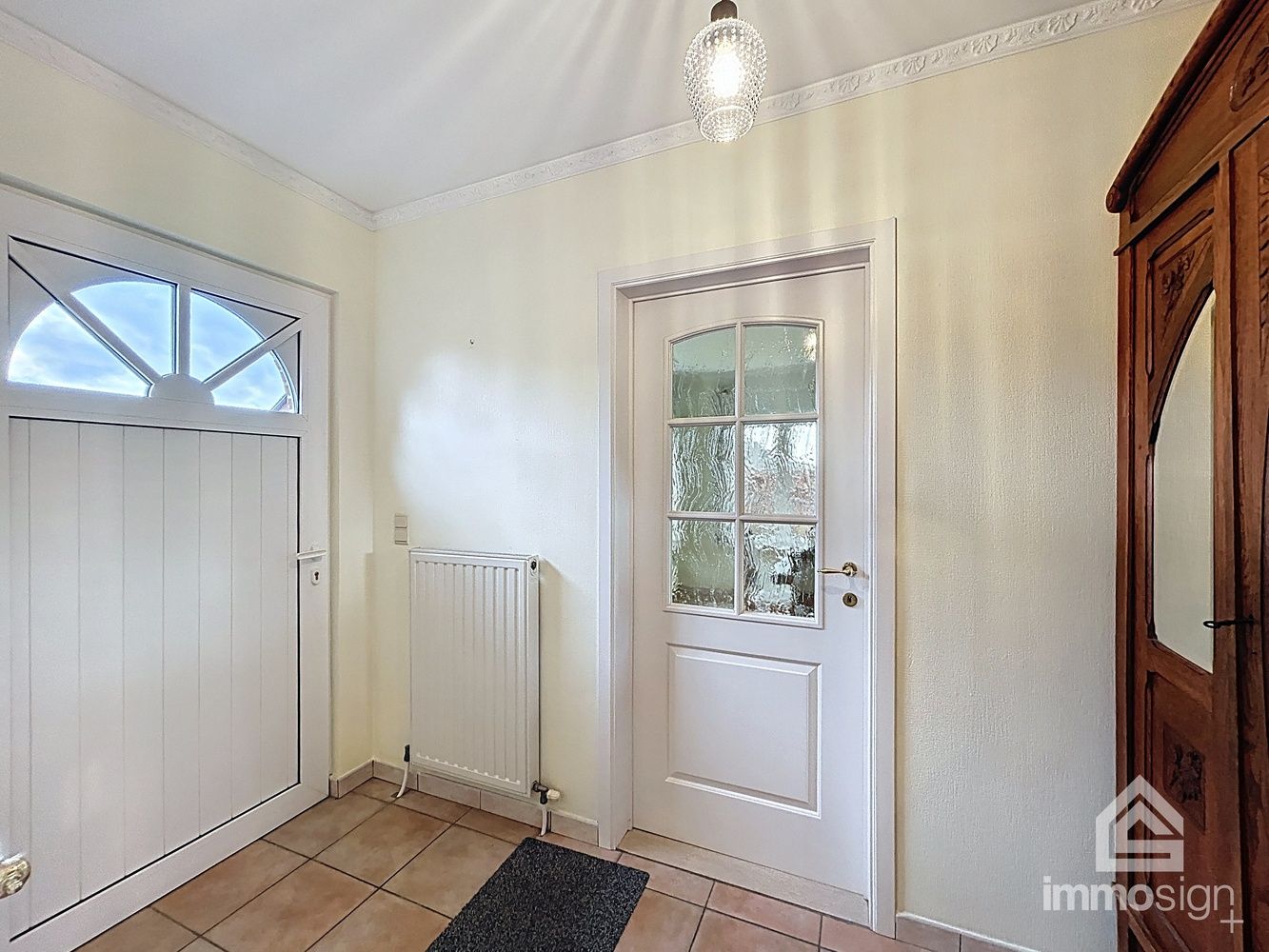 Instapklare laagbouwwoning met 2 (mgl. 3) slaapkamers en dubbele garage op een perceel van 718 m² foto 3