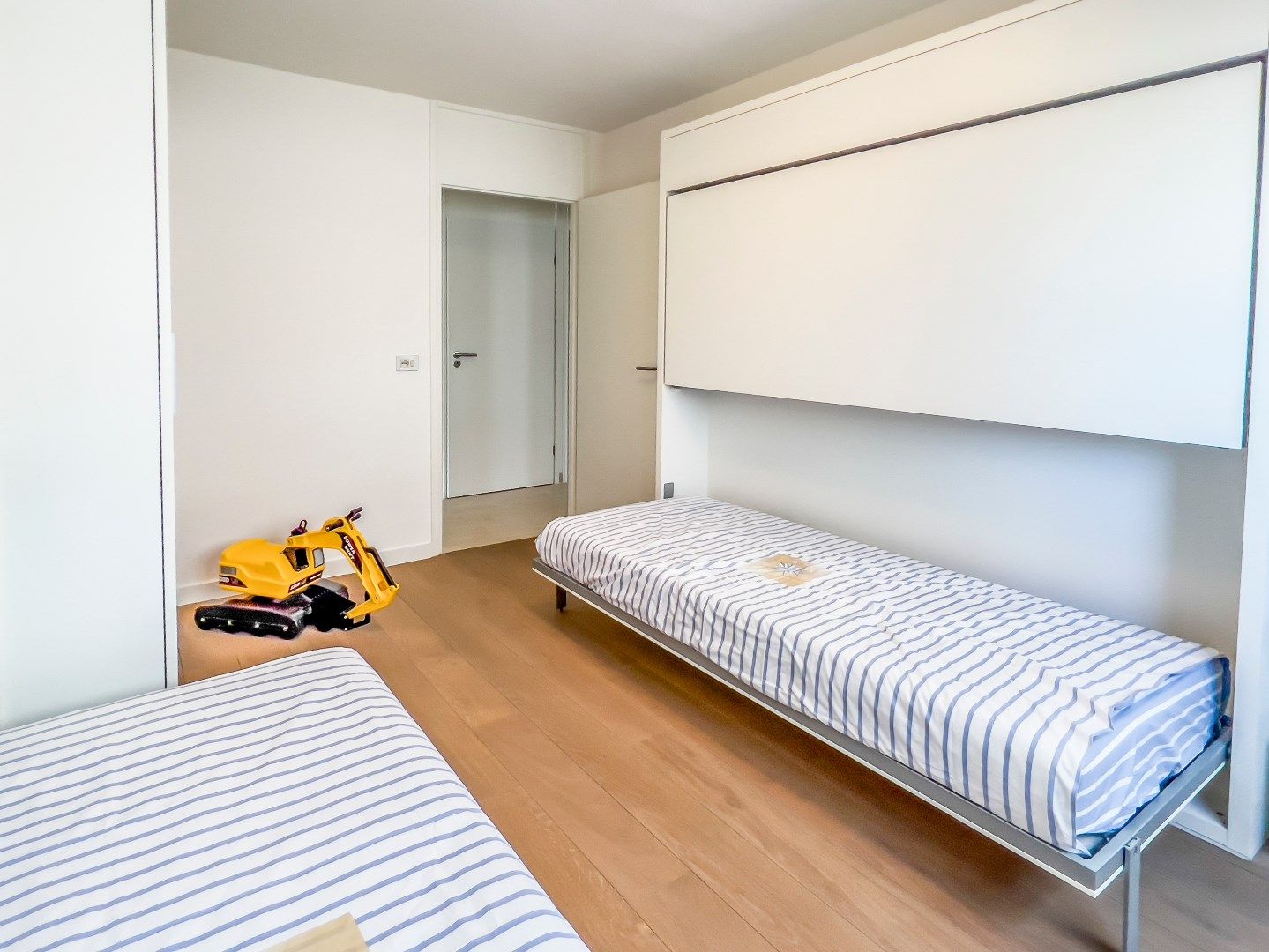 Gemeubeld hoekappartement (westkant) gelegen op de Zeedijk vlakbij het Albertplein en Driehoeksplein. Inclusief inpandige parking foto 14