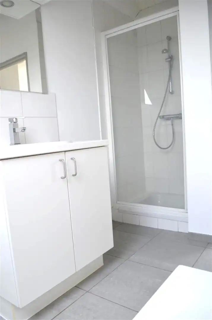 Ruim appartement van bouwjaar 2004 met twee slaapkamers, ondergrondse autostaanplaats en kelder. foto 13