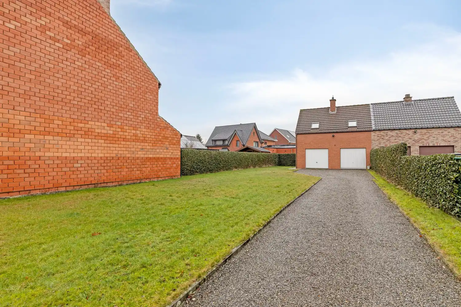 Halfopen bouwgrond met goed ingerichte dubbele garage foto 3