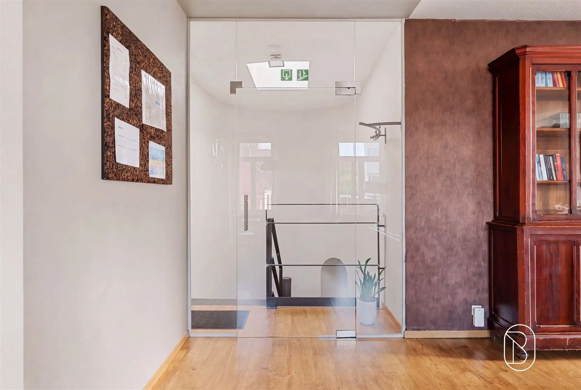 Handelspand + 2 gerenoveerde appartementen hartje Kortrijk foto 7