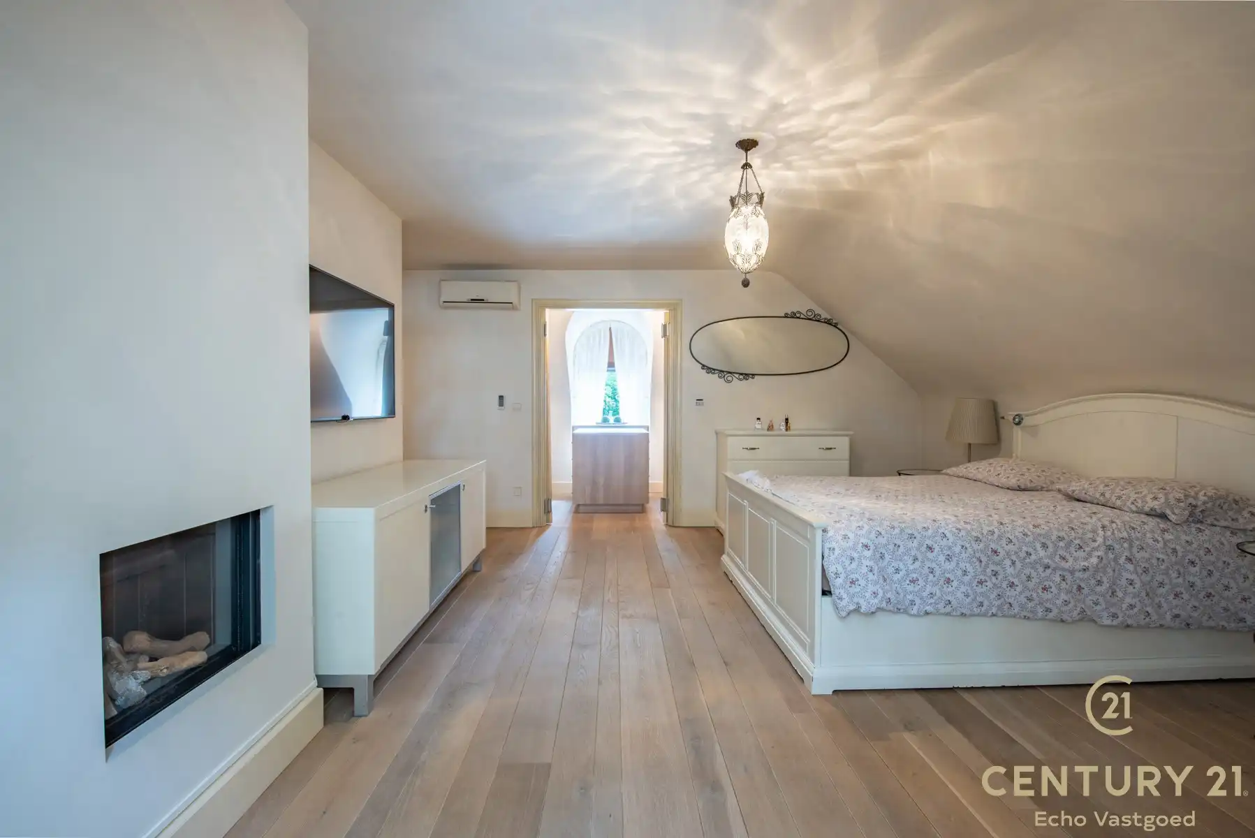 Riante villa met 5 slaapkamers, 4 badkamers en binnenzwembad foto 18