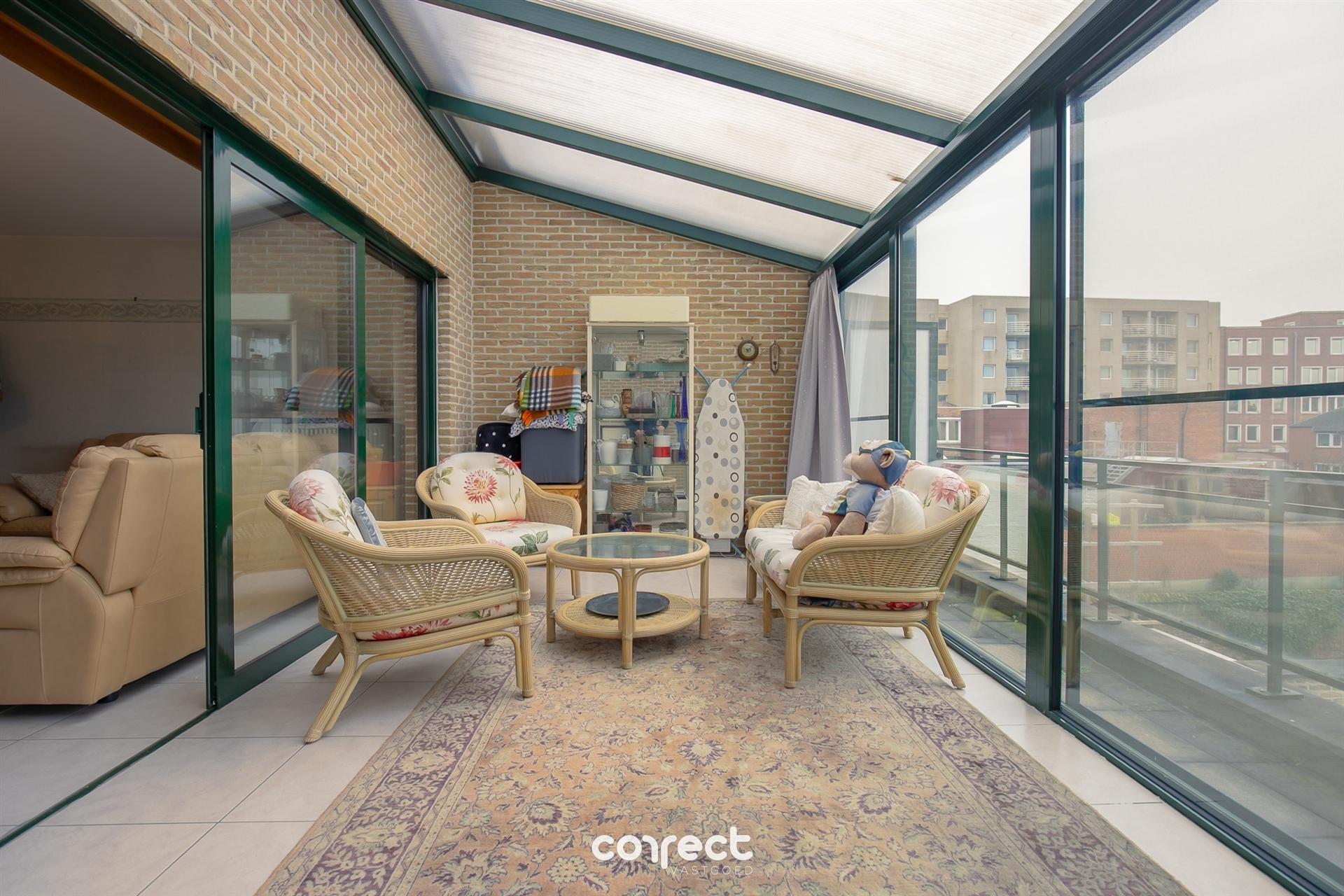 Instapklare gezinswoning met garage voor 3 wagens, terras en ruime zongerichte tuin. foto 6