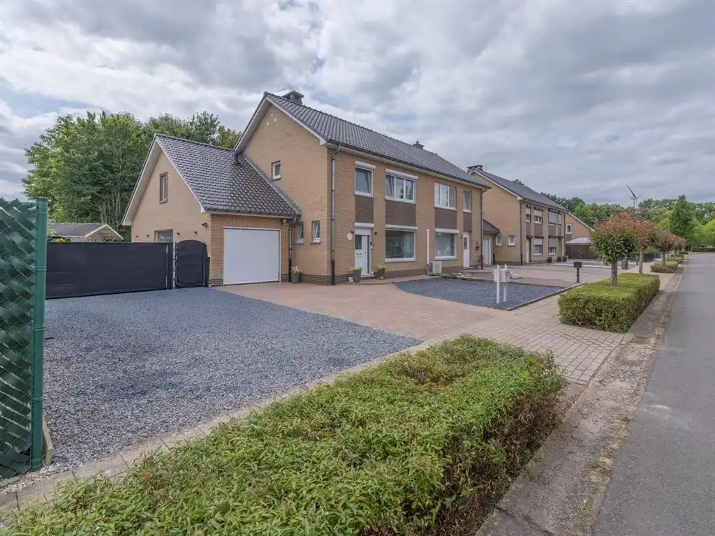 Instapklare, half-vrijstaande woning met inpandige garage foto 2