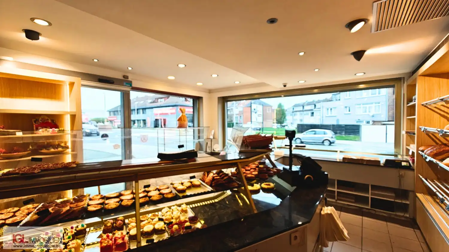 Handelspand op topliging met optimale zichtbaarheid langsheen Bergensesteenweg met veel parking en twee woongelegenheden! foto 3