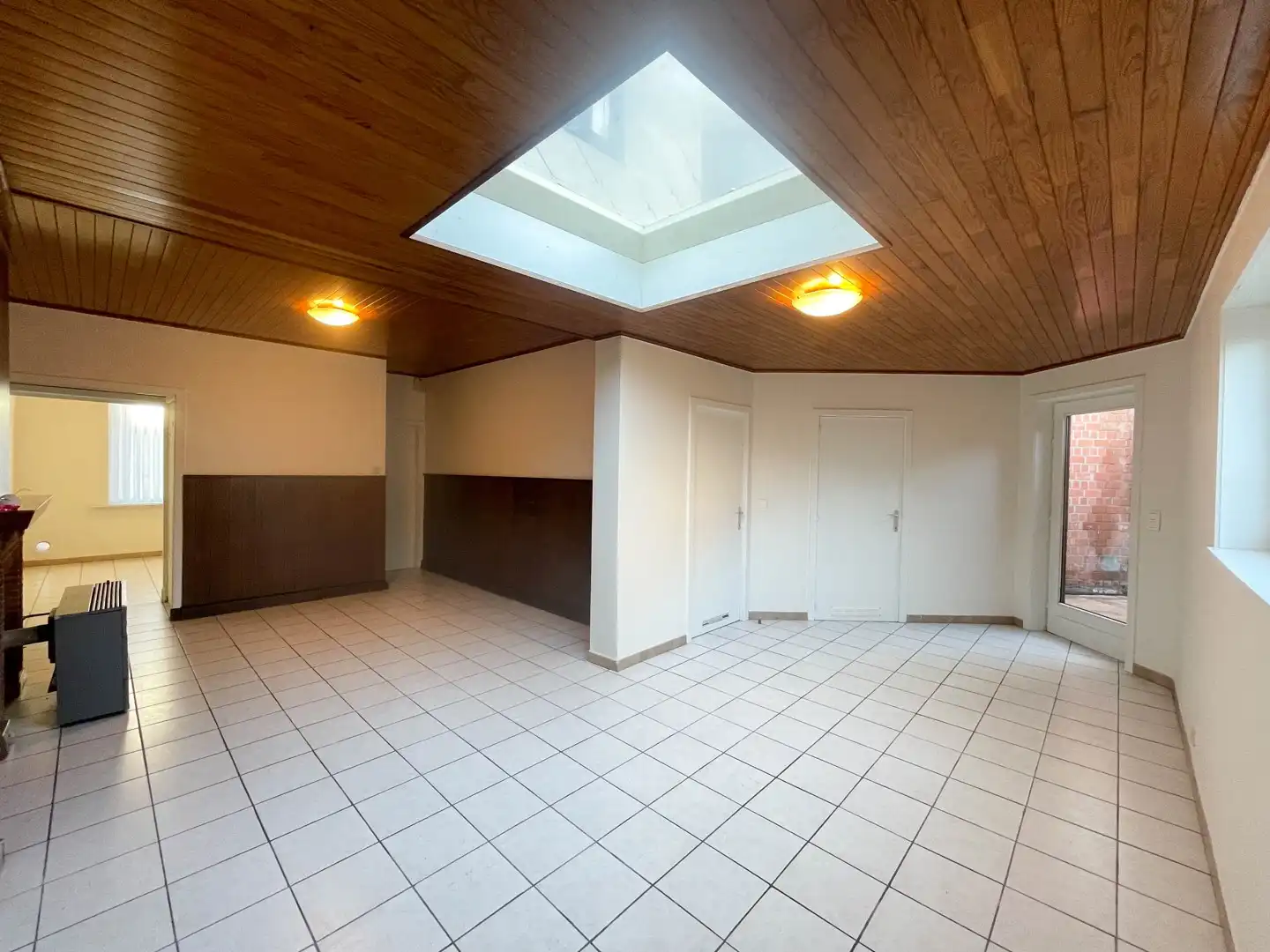 Gerenoveerde woning met 2 slaapkamers, terras, garage & staanplaats te Roeselare! foto 4