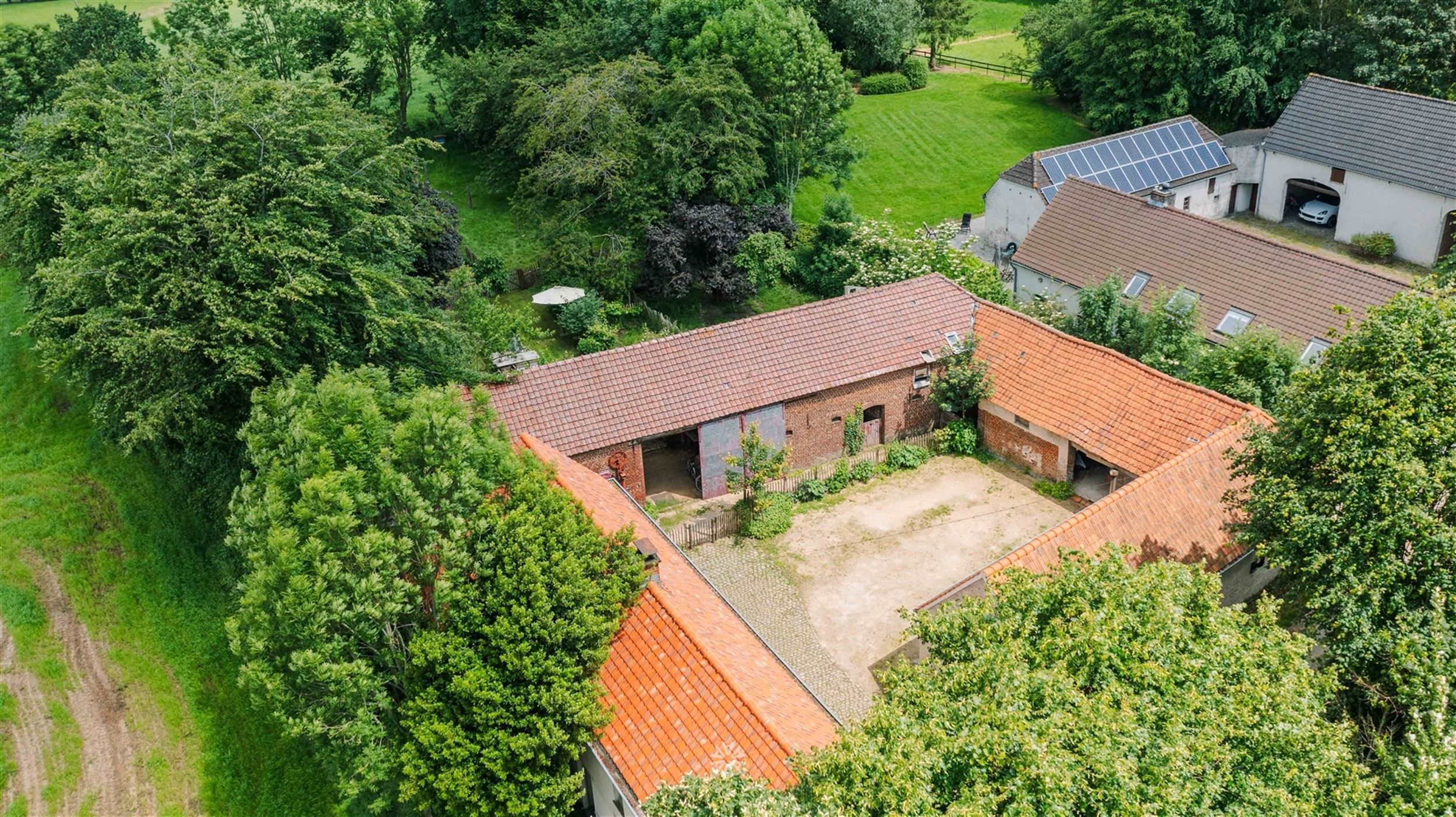 uniek gelegen vierkantshoeve in Schorisse foto 2