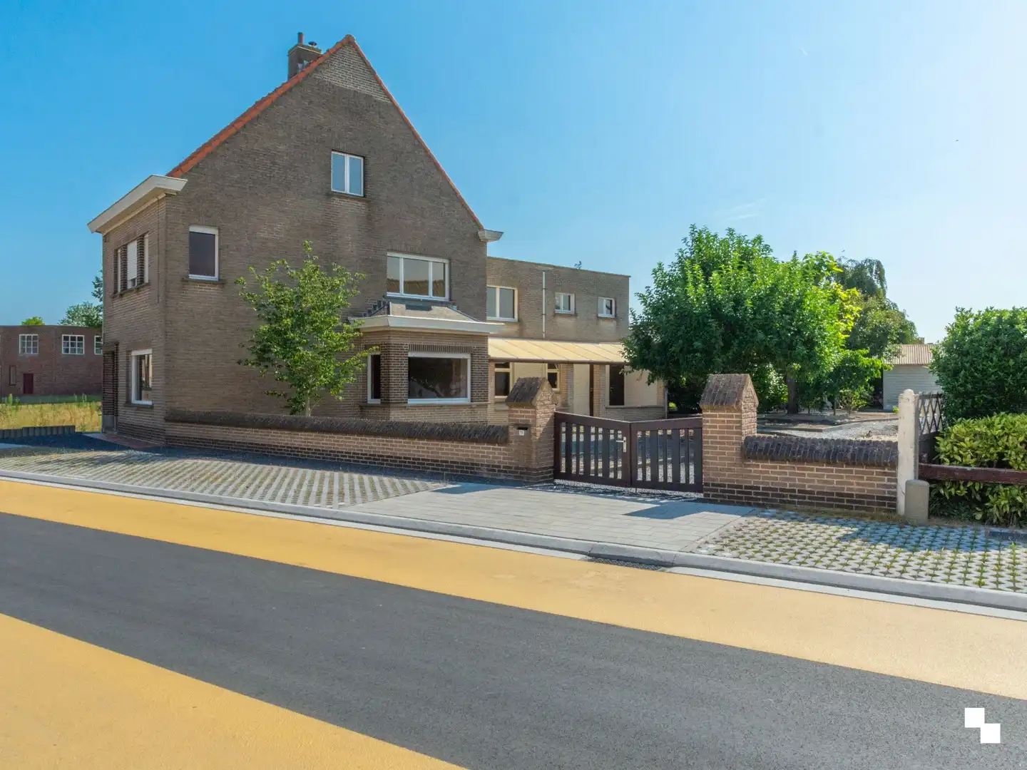 Ruime, te renoveren woning in het mooie Asper foto 27