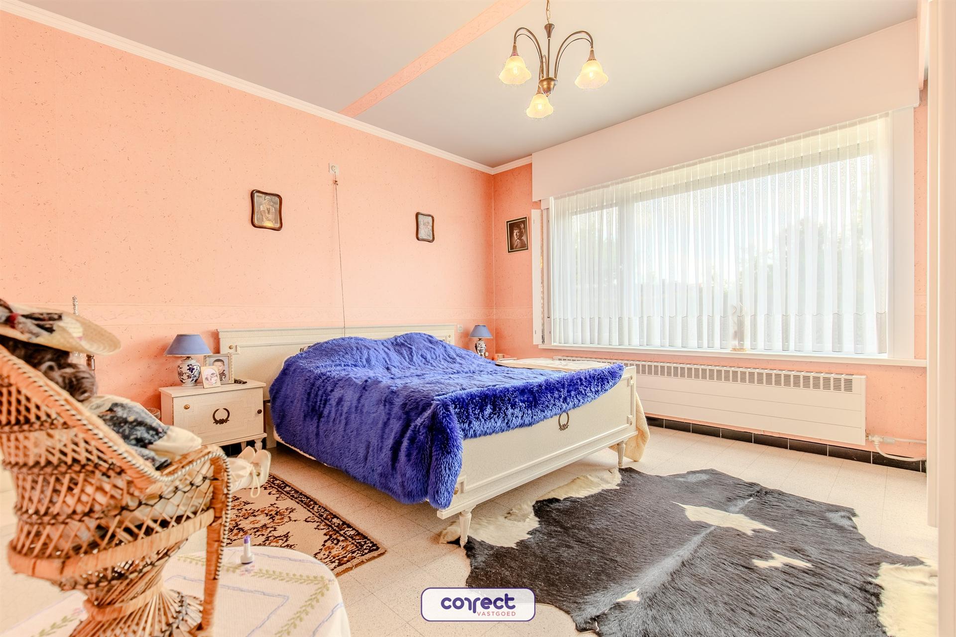 Zeer rustig gelegen, op te frissen laagbouwvilla met 3 slaapkamers op groot perceel. foto 5