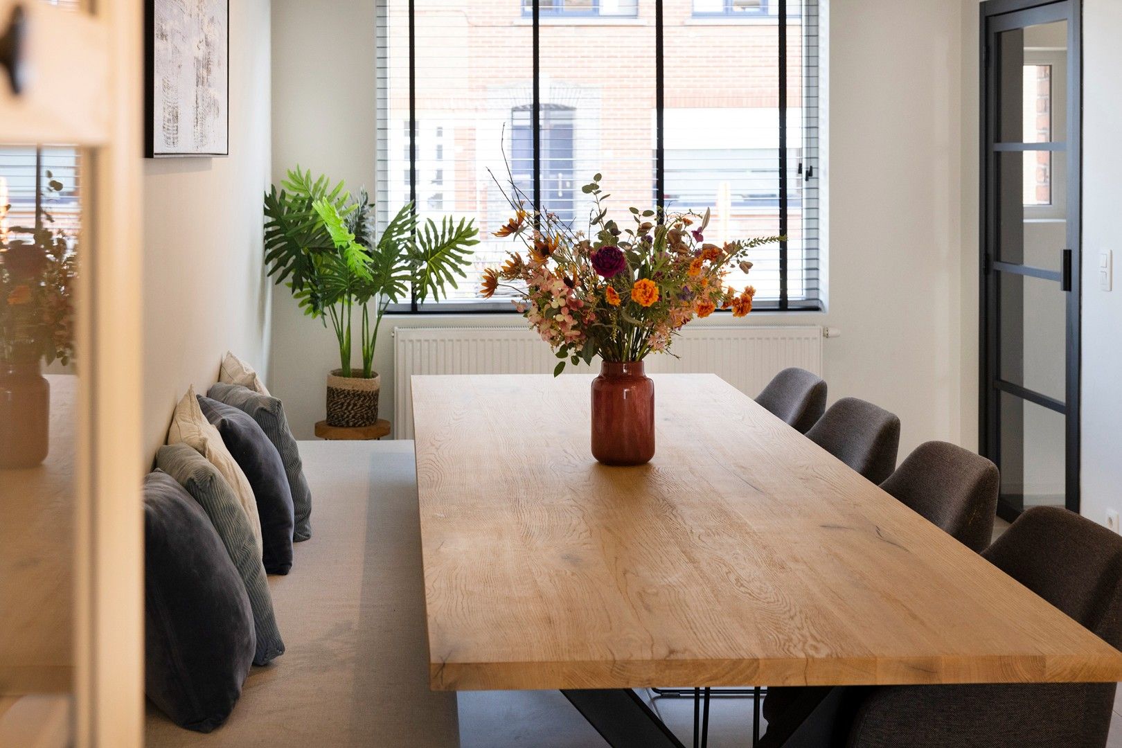 Kwalitatief afgewerkte woning op aangename ligging. foto 2