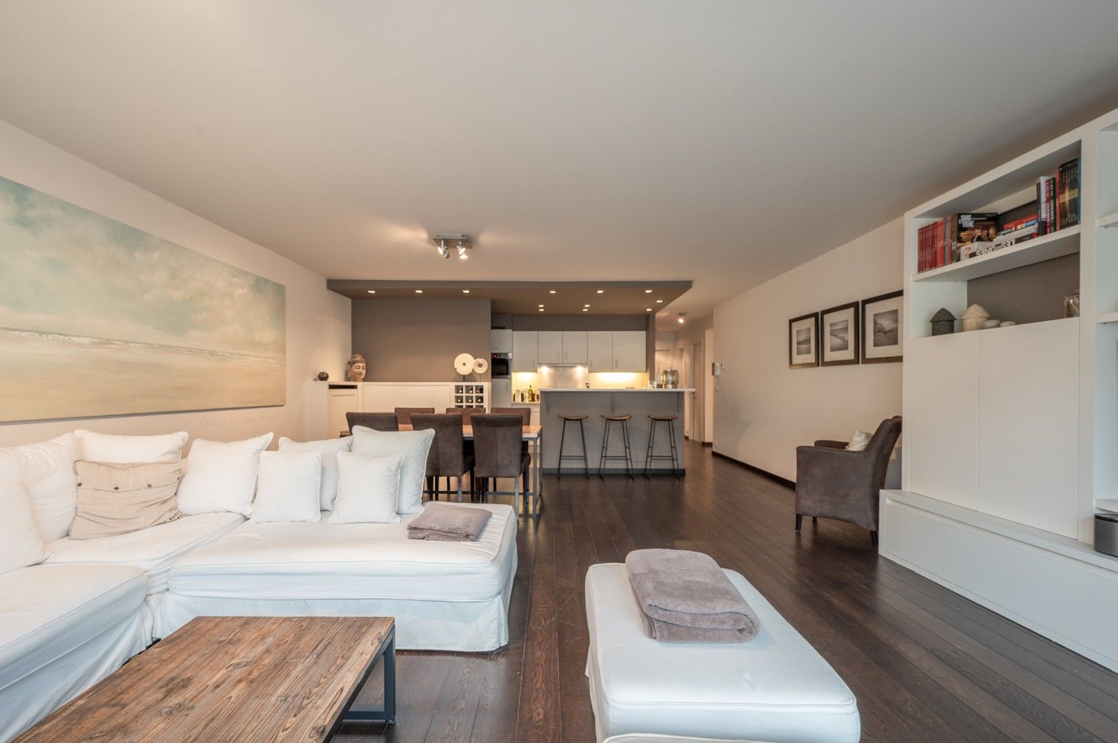 Modern en instapklaar appartement met drie slaapkamers, centraal gelegen in het bruisende centrum van Knokke. foto 3