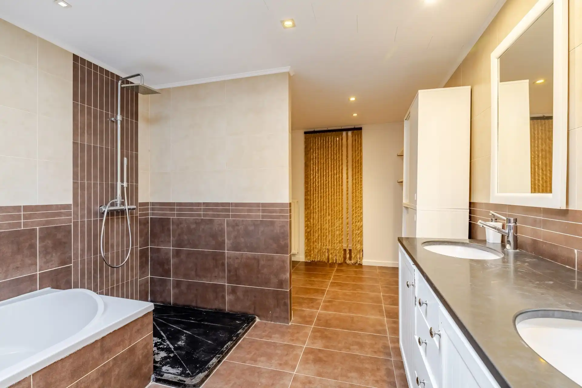 Instapklare woning met 4 slks, garage en aanpalende bouwgrond foto 10