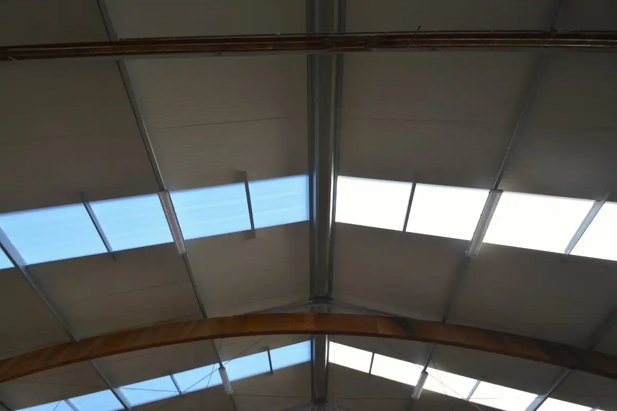 OPSLAGRUIMTE (430m²) TE HUUR met geïsoleerd dak, hoge elektrische sectionaalpoort en BUREEL te Oostkamp (Hertsberge). Op 4km van E40. foto 5