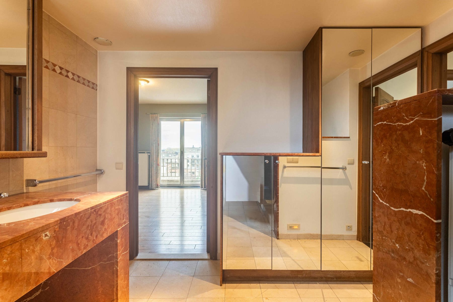 Exclusief ruim app. met mooi parkzicht, terrassen en garage foto 12