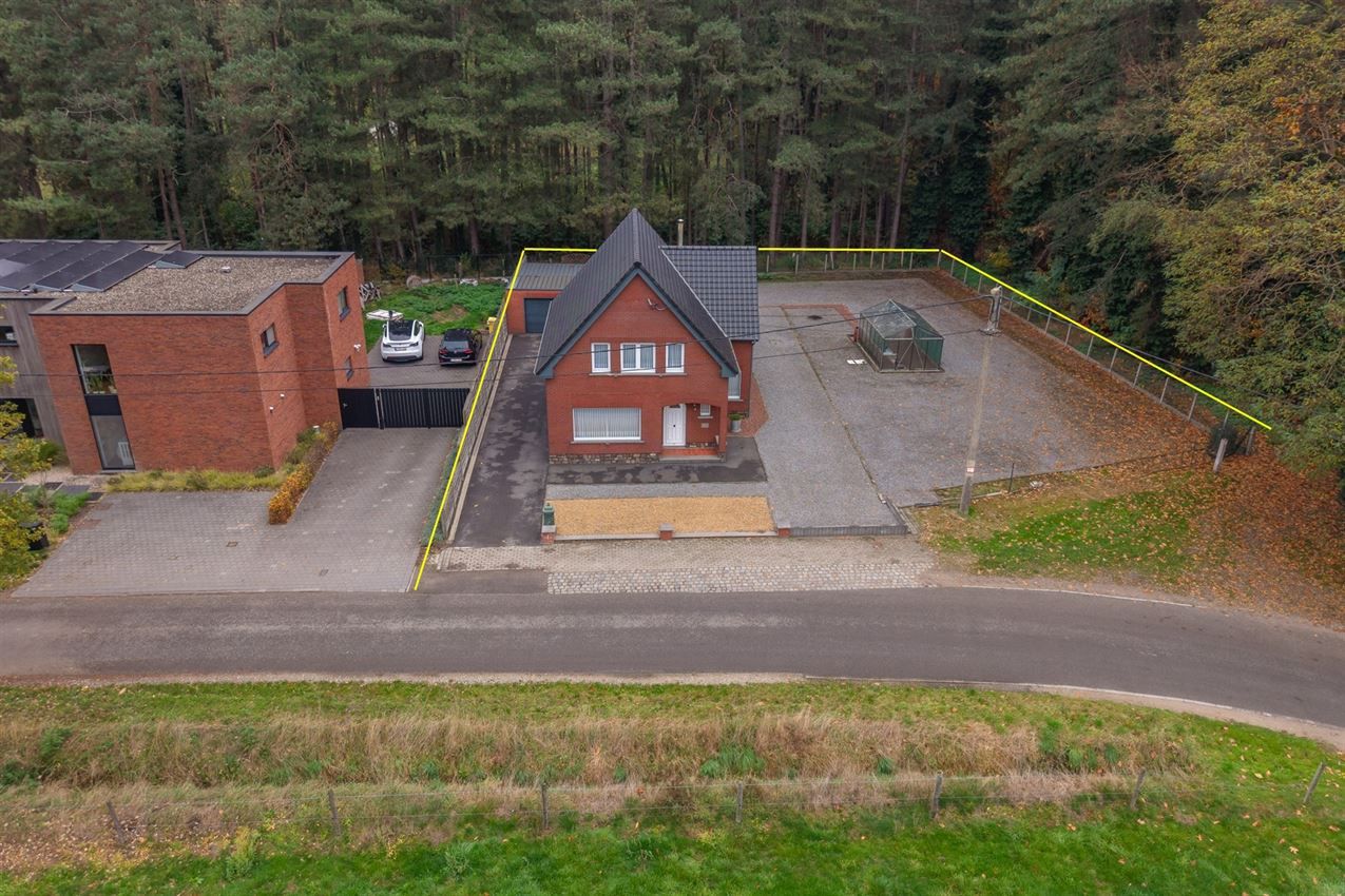 Hoofdfoto van de publicatie: Temidden van agrarisch gebied, grenzend aan bos