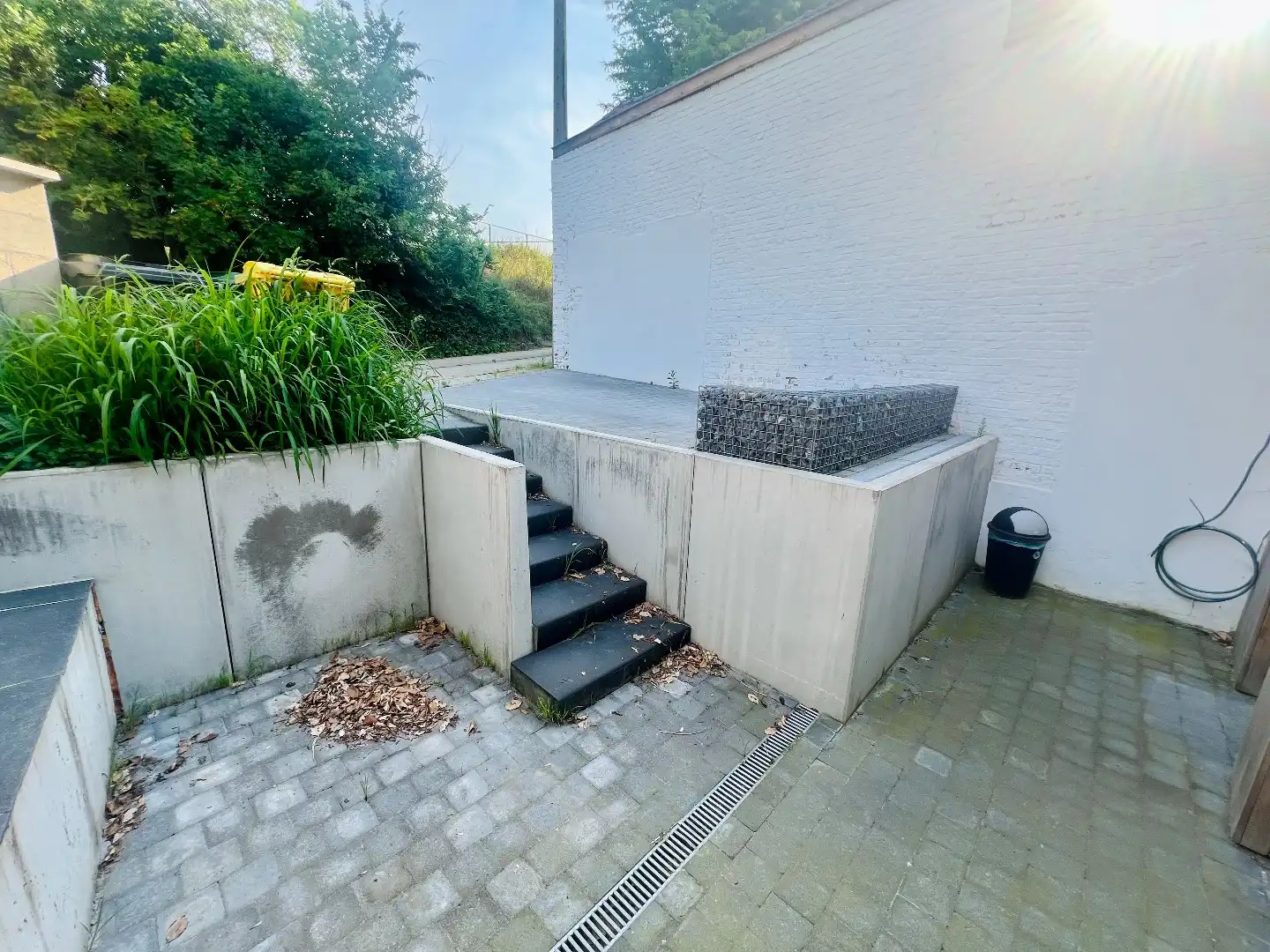 Gerenoveerde rijwoning met 2 slpks, poyvalente zolderruimte, terras en autostaanplaats foto 2