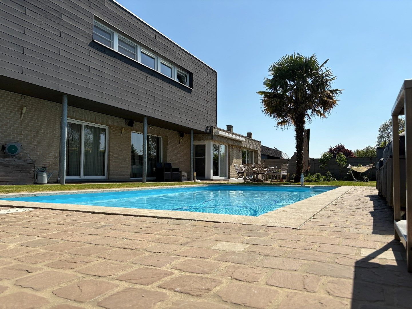 KANTOOR/PRAKTIJK + WOONST MET TUIN EN ZWEMBAD foto 2