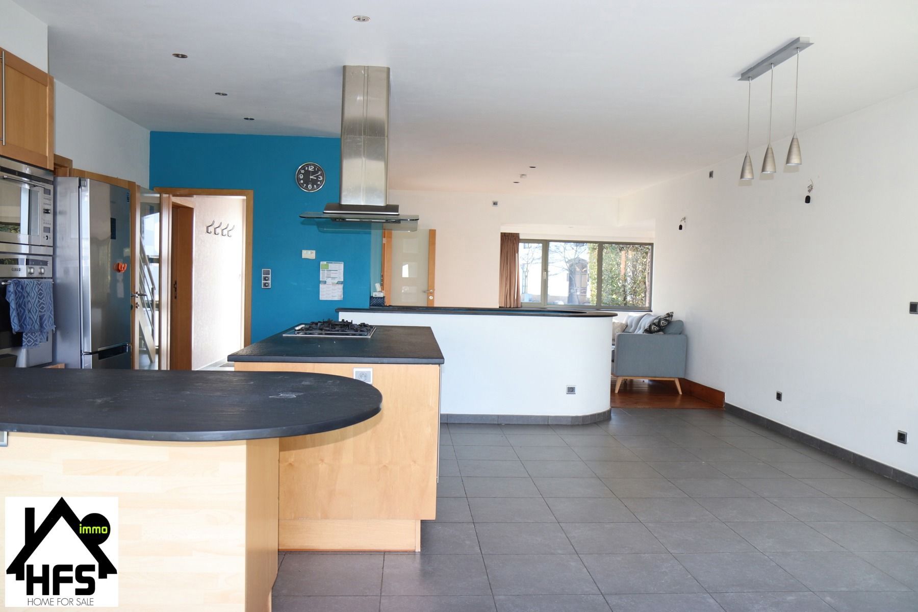Ruime op te frissen villa met zicht op de weides met tof bijgebouw foto 5