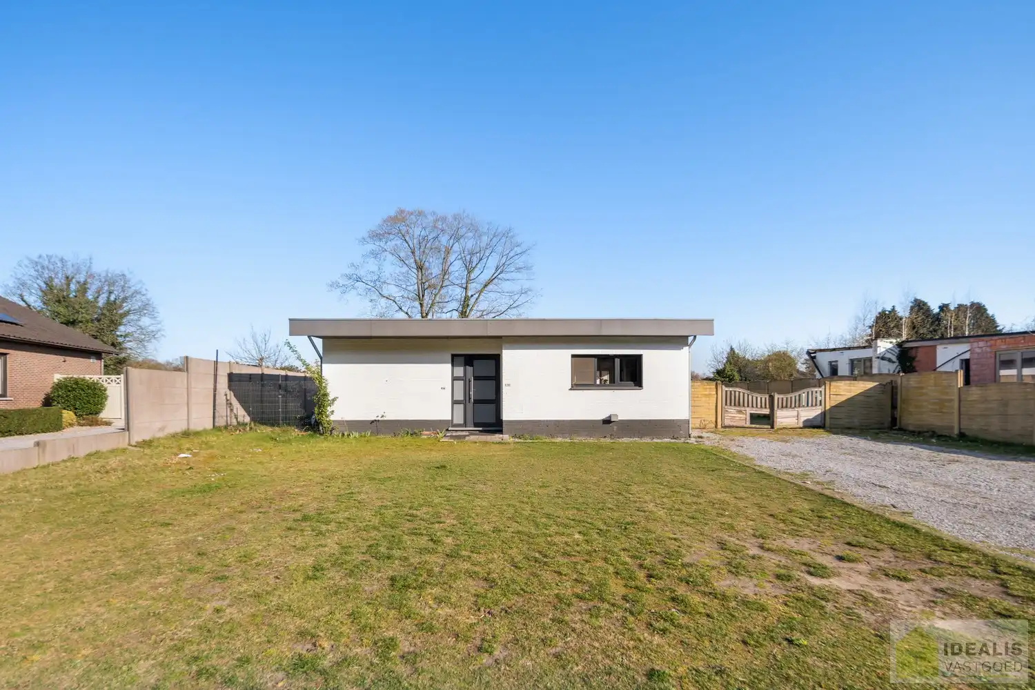 IDEALIS VASTGOED - CHARMANTE INSTAPKLARE GEZINSWONING MET EEN LICHTRIJKE LEEFRUIMTE, MODERNE OPEN KEUKEN MET KOOKEILAND, 3 RUIME SLAAPKAMERS EN BADKAMER. DE WONING IS GELEGEN OP EEN PRACHTIG PERCEEL VAN 12A 68CA! Deze knappe bungalow omvat een aangename 140m² bewoonbare oppervlakte met een lichtrijke woonkamer met aansluitend een moderne open keuken met kookeiland (voorzien van alle comfort), 3 ruime slaapkamers en een badkamer. De woning biedt verder een kelderverdieping en een zeer ruime tuin. Een unieke kans voor kandidaten op zoek naar een instapklaar huis voorzien van alle faciliteiten op een hele fijne locatie tussen de centra van Oudsbergen, Bree en Peer! foto 2
