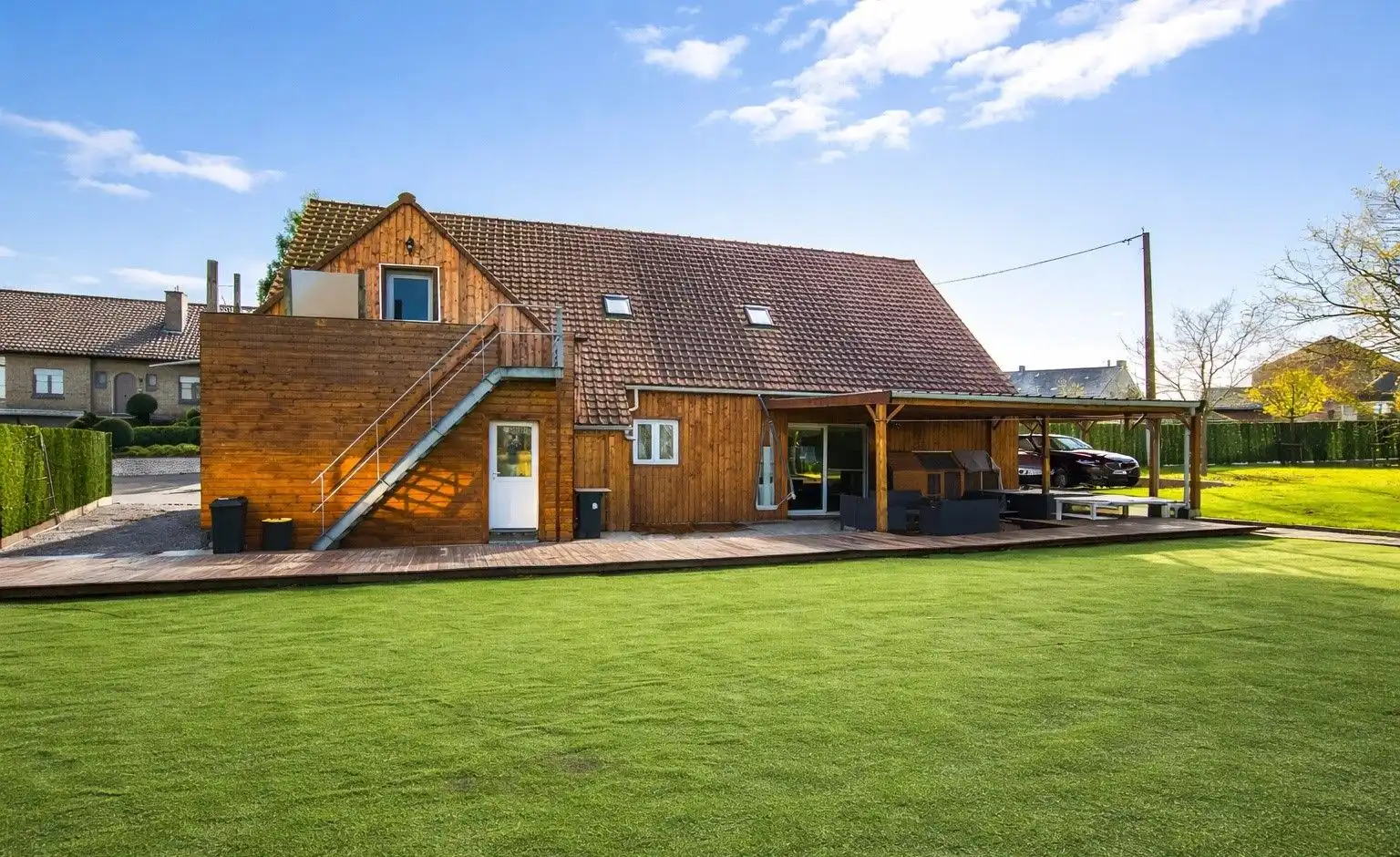 In het landelijke Roborst, een deelgemeente van Zwalm in de prachtige Vlaamse Ardennen, bevindt zich deze ruime en volledig gerenoveerde woning op een perceel van 1.143 m². foto 2