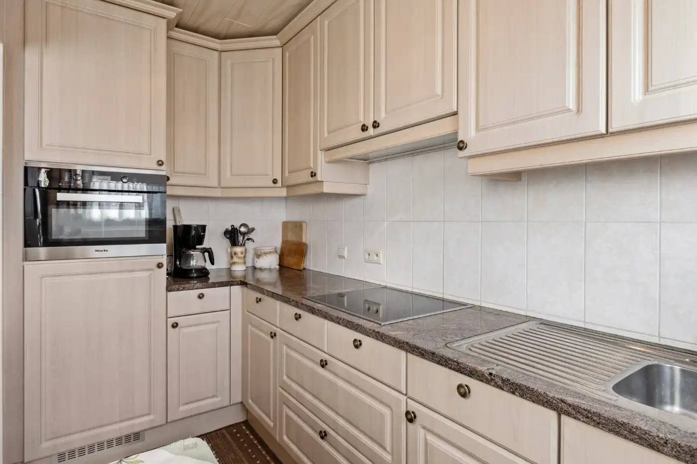 Gezellig, goed gelegen app. op GLV met 2 slpk., veranda en garage foto 10