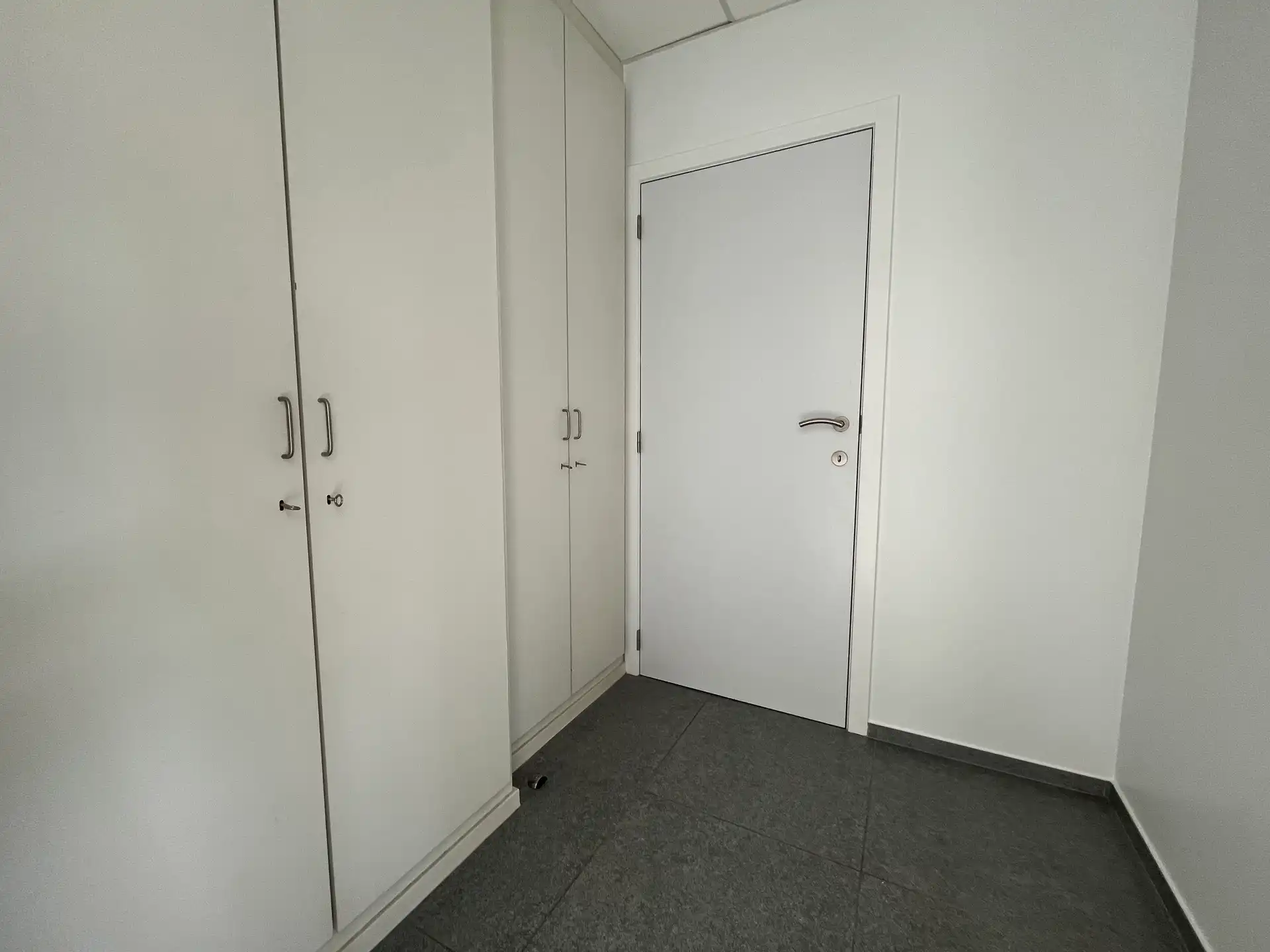 RUIME HANDELS/KANTOORRUIMTE TE HUUR IN TERNAT foto 13